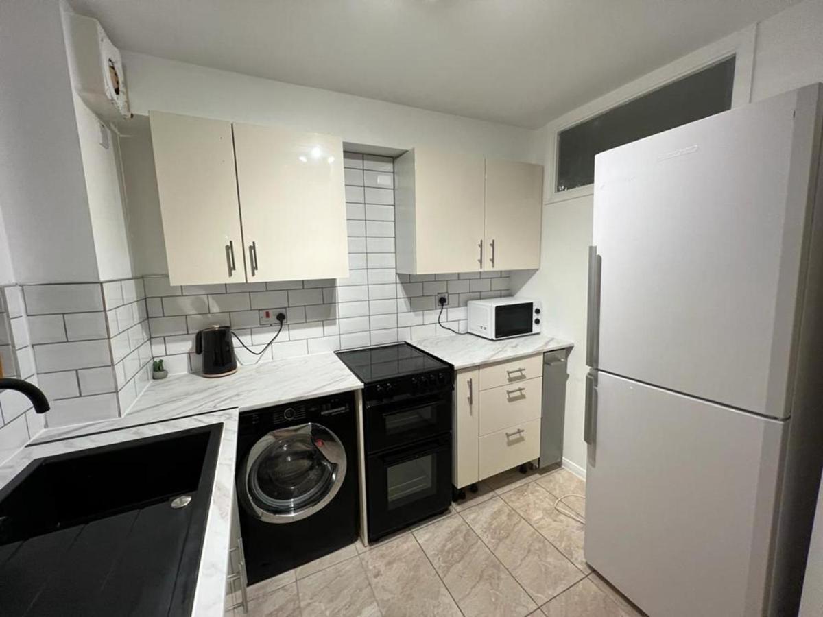 Impeccable 2-Bed Apartment In Grays London Екстер'єр фото